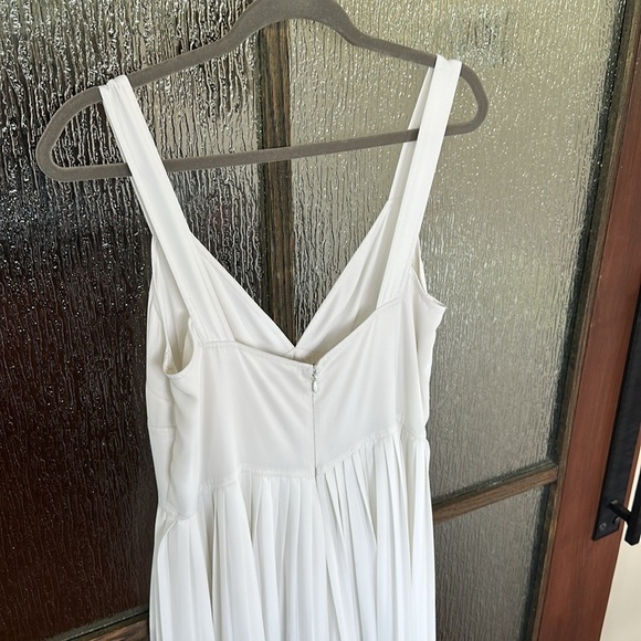 Vince Pleated Jumpsuit In Optic White V-Neck Sleeveless Size 6 - Picture 12 of 12
